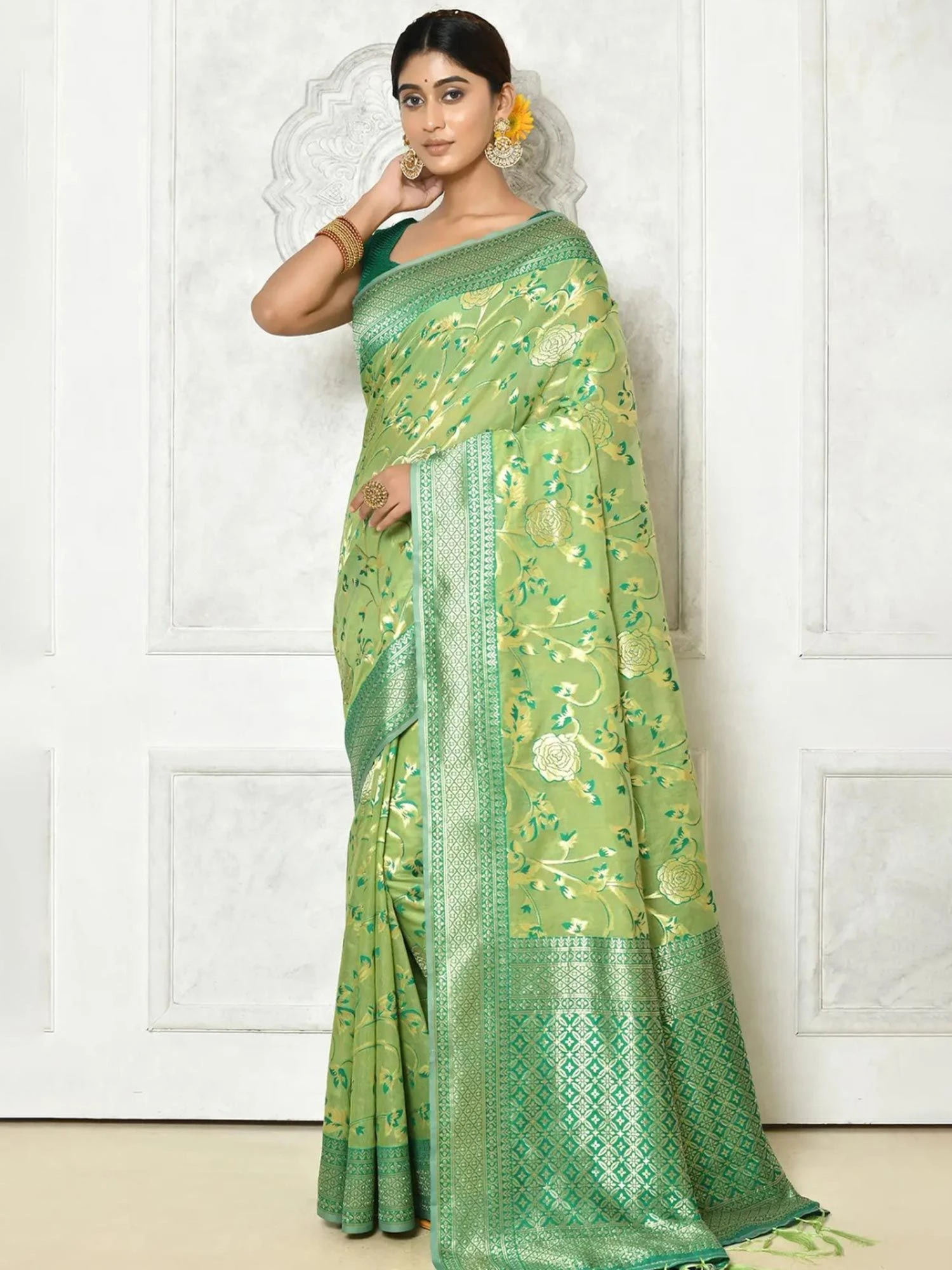Green Woven Festive Saree With Blouse 3 Green Woven Festive Saree With Blouse