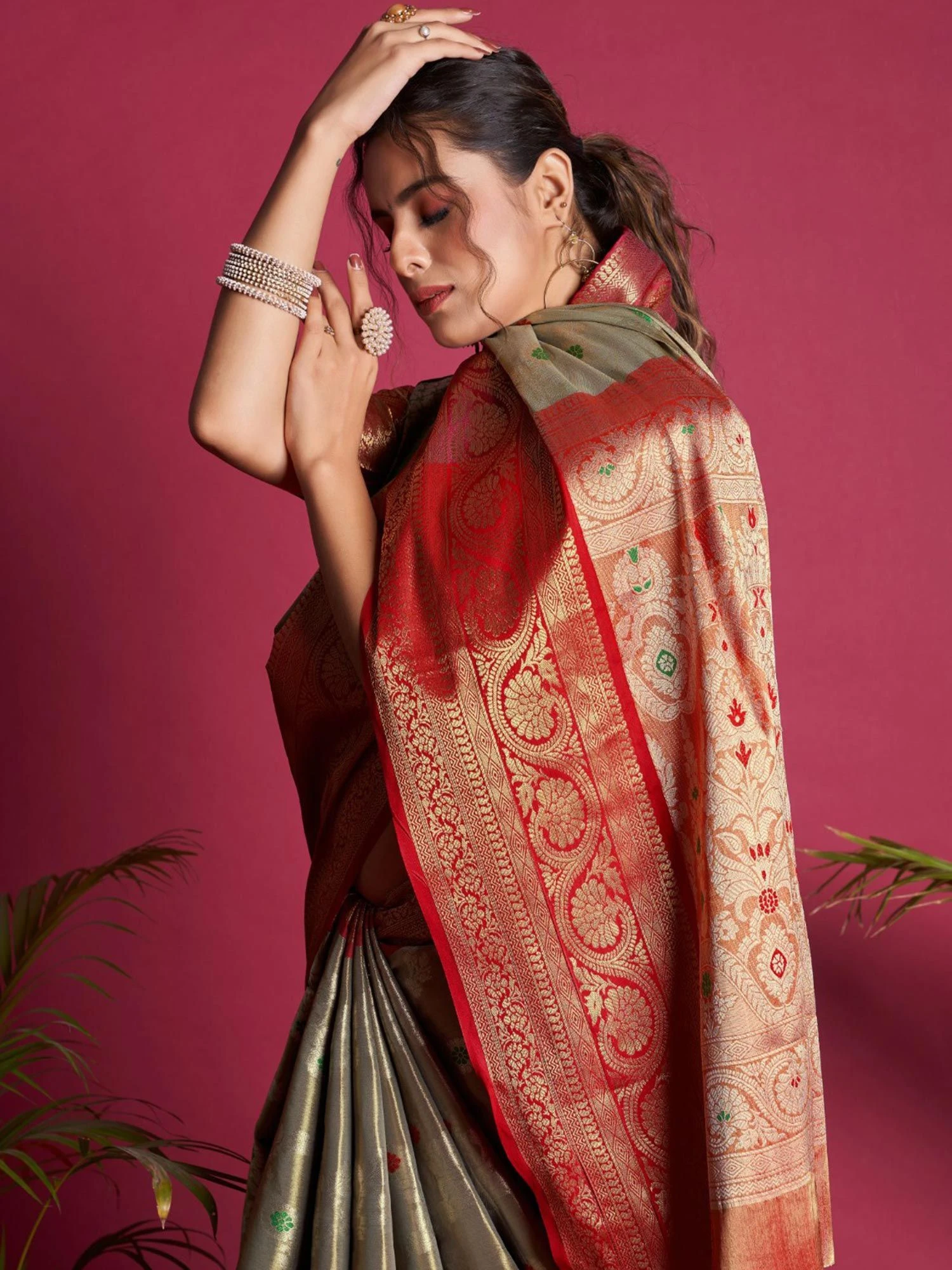 Silver Kanjivaram Saree With Zari Weaves 4 Silver Kanjivaram Saree With Zari Weaves - Image 2