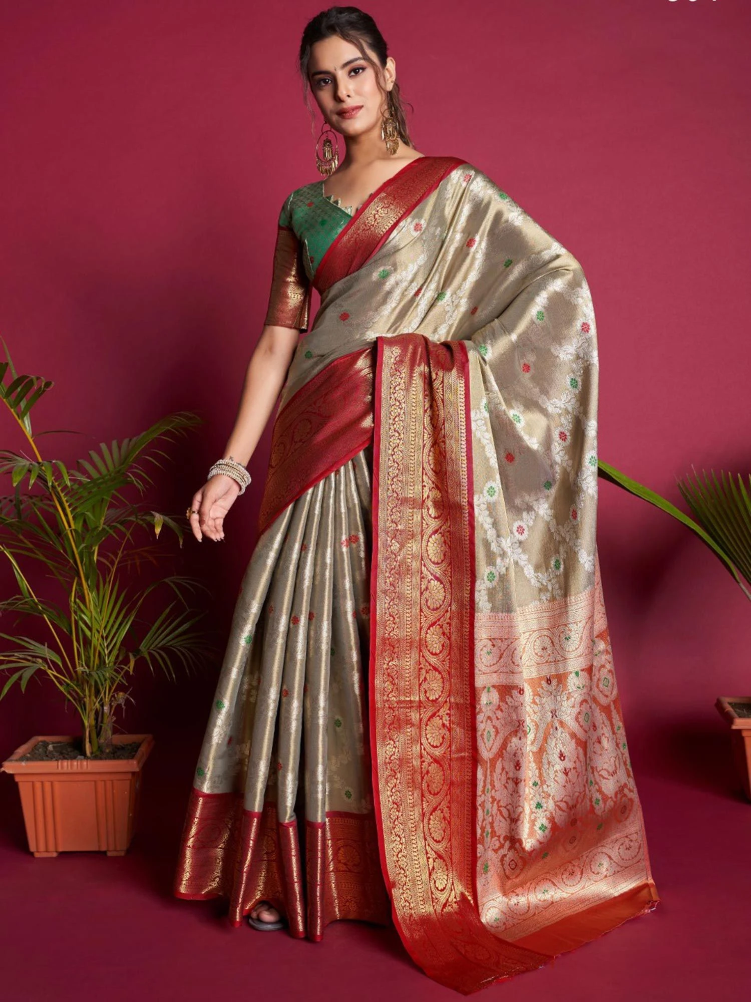 Silver Kanjivaram Saree With Zari Weaves 3 Silver Kanjivaram Saree With Zari Weaves
