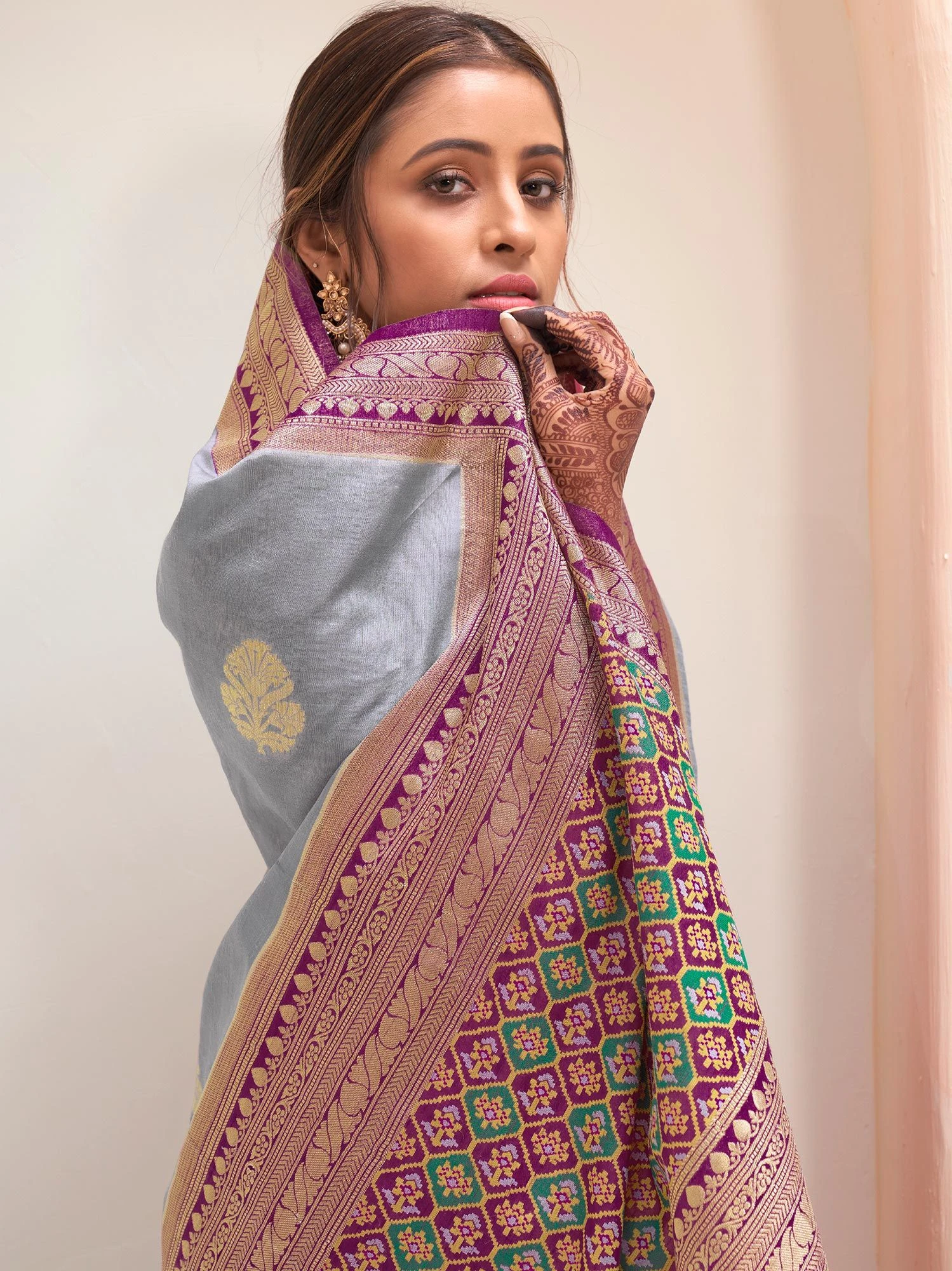 Grey Woven Traditional Saree With Zari Work 4 Grey Woven Traditional Saree With Zari Work - Image 2