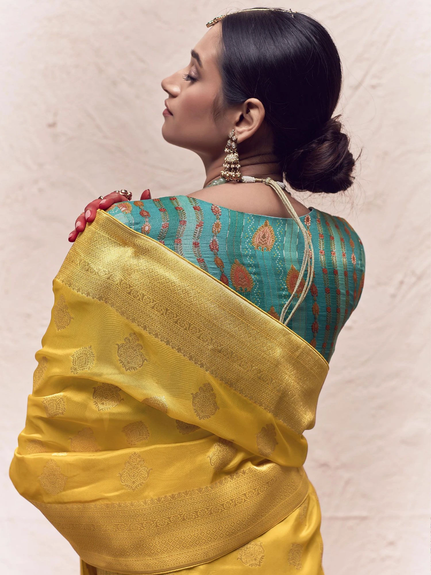 Yellow Silk Saree In Zari Weaving With Blouse 5 Yellow Silk Saree In Zari Weaving With Blouse - Image 3