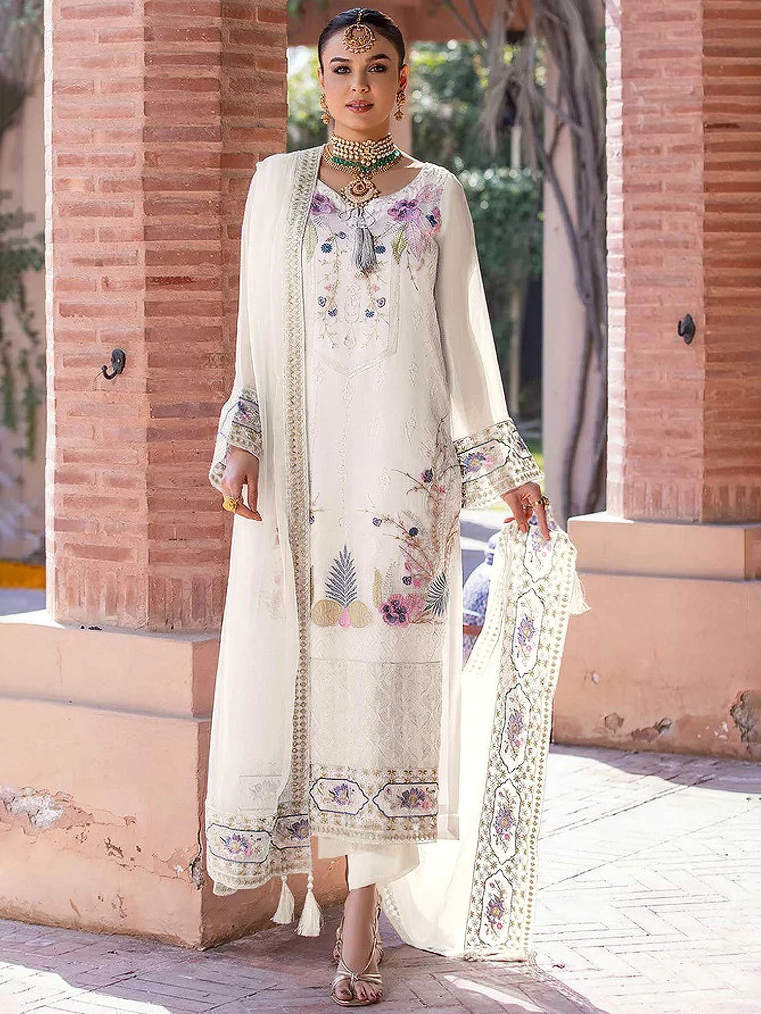White Embroidered Straight Cut Salwar Kameez 3 White Embroidered Straight Cut Salwar Kameez